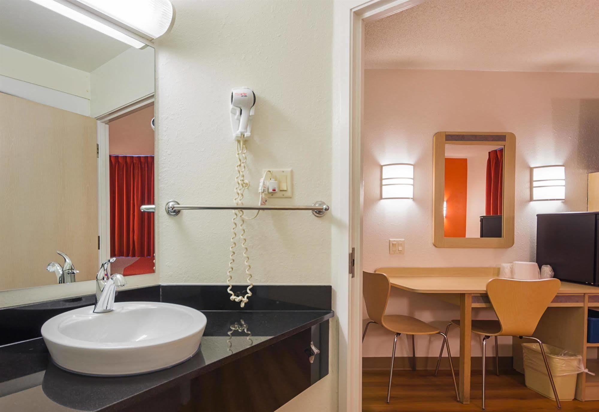 Motel 6-Whitby, On - Toronto East Extérieur photo